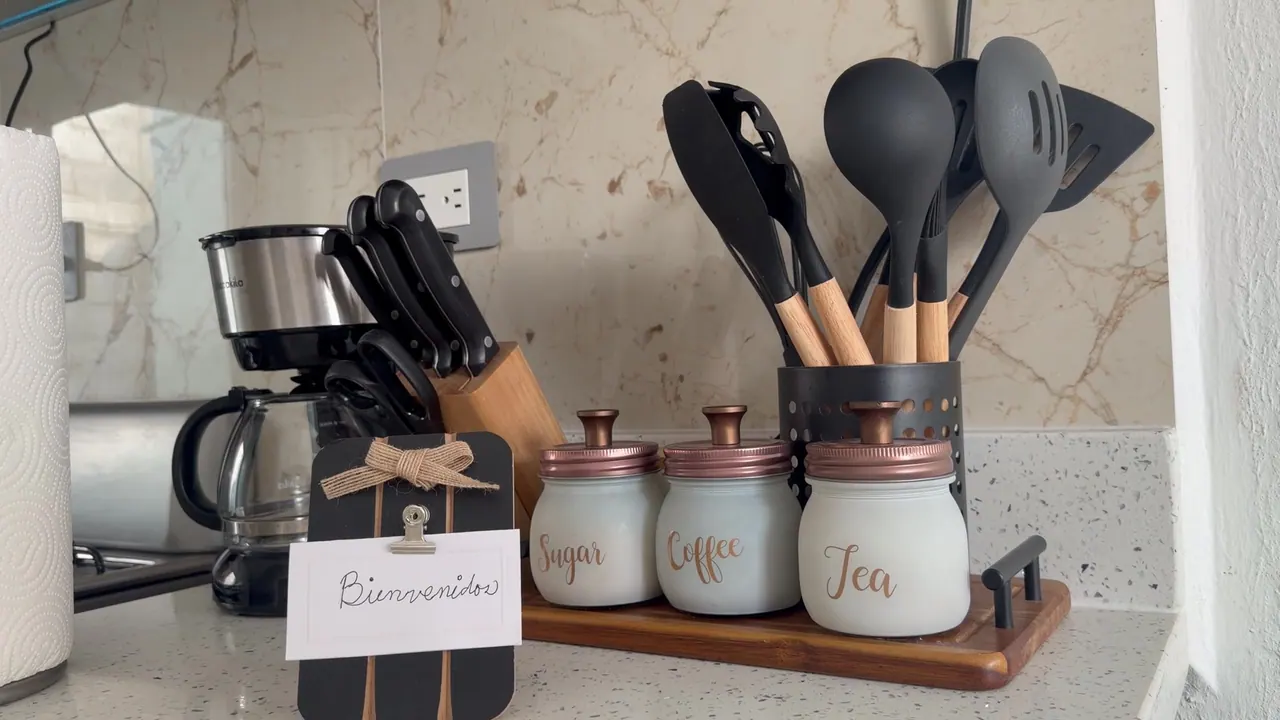 Encimera de la cocina con cafetera, utensilios y tarros