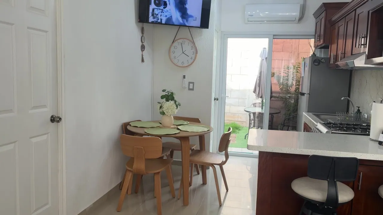 Comedor de madera junto a la cocina con salida al patio